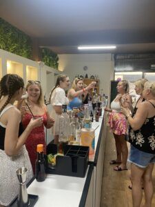 talleres de coctelería para turistas.