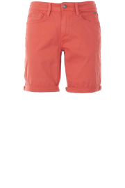 pantalon rojo corto